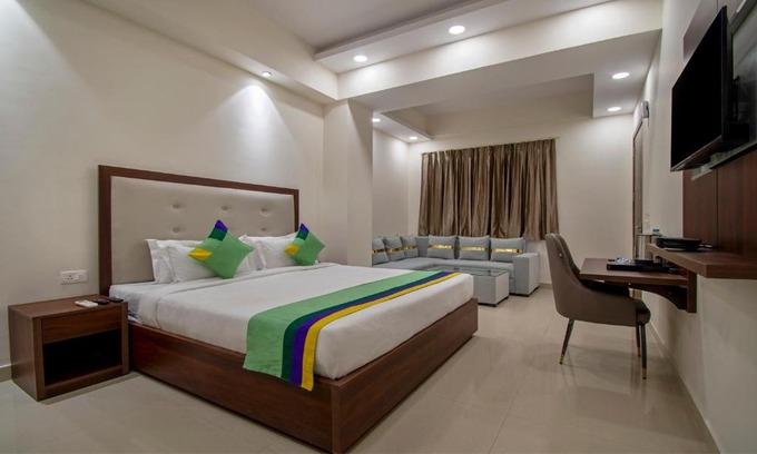Sector 70 Hôtel | Treebo La Mirage Suite