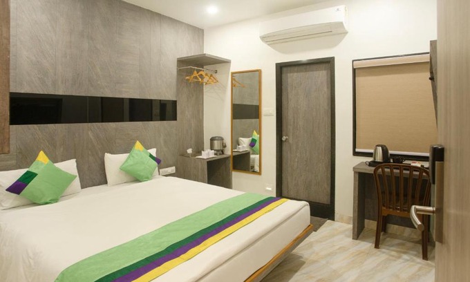 Surat Hôtel | Treebo Urban, 1 Km From Railway Station