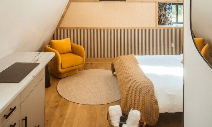 Sodus Cabine | Treehouse 2 Honeymoon Treehouse Escape & Spa w private hot tub