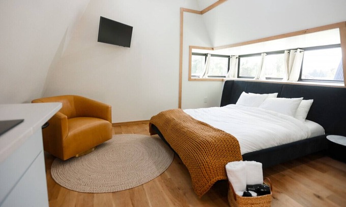 Sodus Cabine | Treehouse 3 Honeymoon Treehouse & Spa with Private Hot Tub