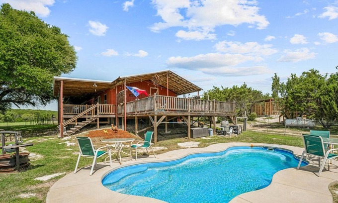 Paluxy Cabine | Treehouse Cabin CedarPoint Cabin