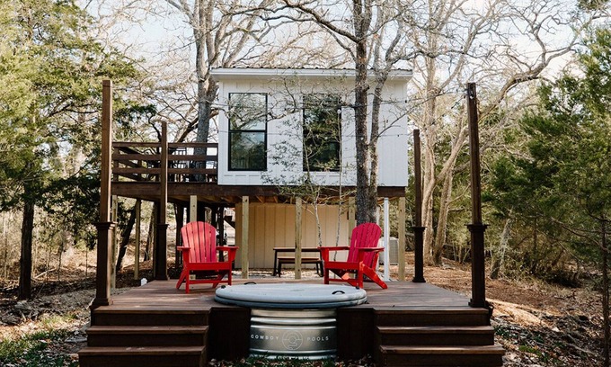 Burton Maison | Treehouse - Full Amenities - Private Hot Tub