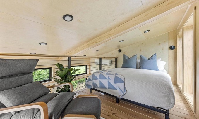 Oakdale Appartement | Treehouse on a large lavender farm + all amenities!