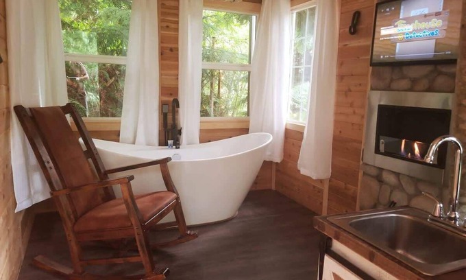 Snohomish Cabine | Treehouse Place! Profitez de la forêt et de la faune. Top 10 des cabanes dans les arbres en vedette aux États-Unis!