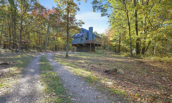 Jim Thorpe Cabine | Treeloft Retreat – 3Bed 4Bath near Jim Thorpe, Ski Resorts, Tank Hollow & More!