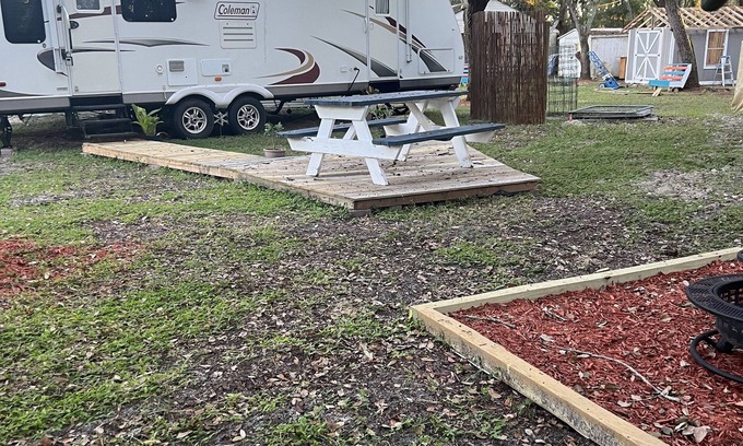 Embassy Hills Autre | Trees Camper