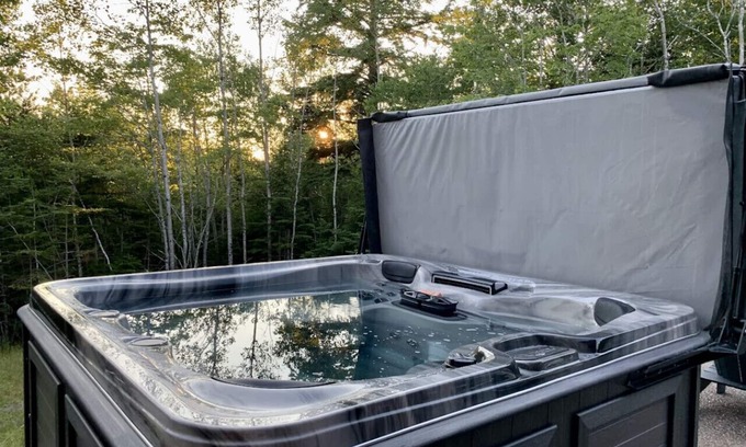 Smiths Corner Maison | Treeside Retreat with Hot tub