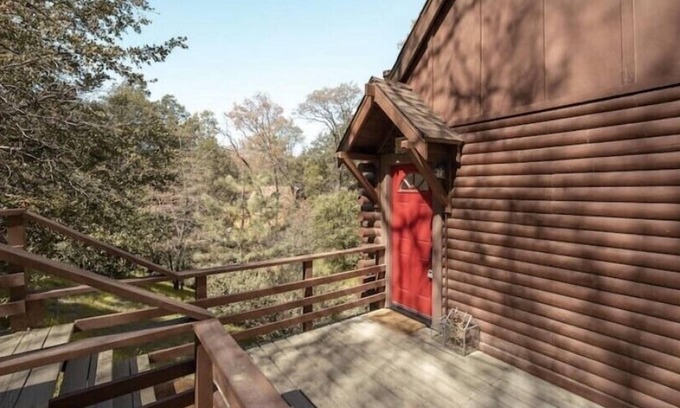 Cedar Glen Maison | Un A-Frame moderne à trois niveaux, récemment rénové.