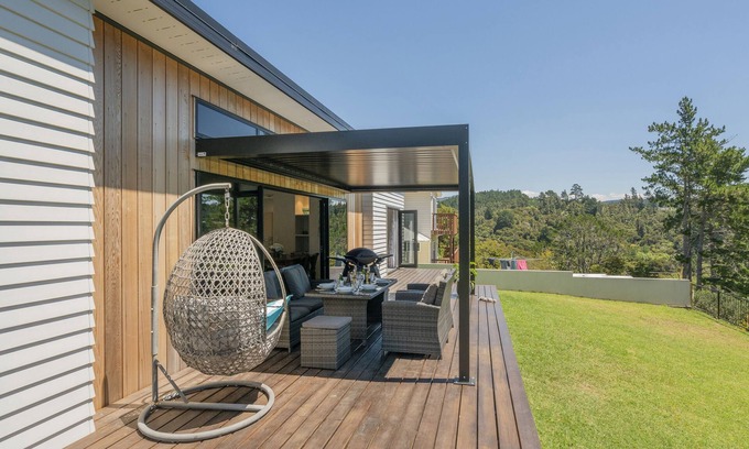 Whangamata Maison | Treetop Bach - Whangamata Holiday Home