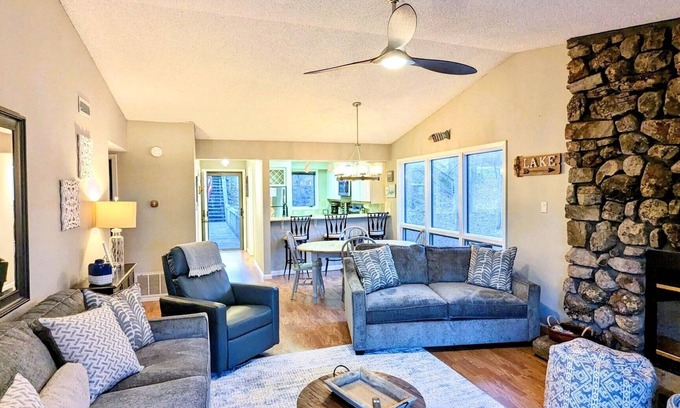 Mount Ida Copropriété | Treetop Getaway, 2 bed, 2 bath at Mountain Harbor on Lake Ouachita