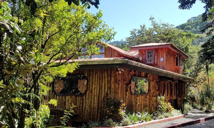 Monteverde Maison | Treetop House - Charme artistique dans la canopée de Monteverde
