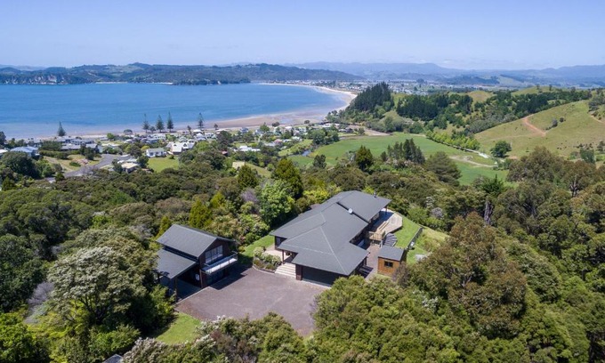 Whitianga Chalet De Ski | Treetops Cottage at the Castle