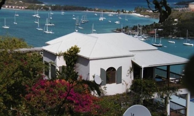 Red Hook Maison | TreeTops !! Super emplacement, vue, piscine !! Parfait pour 2-4 personnes!