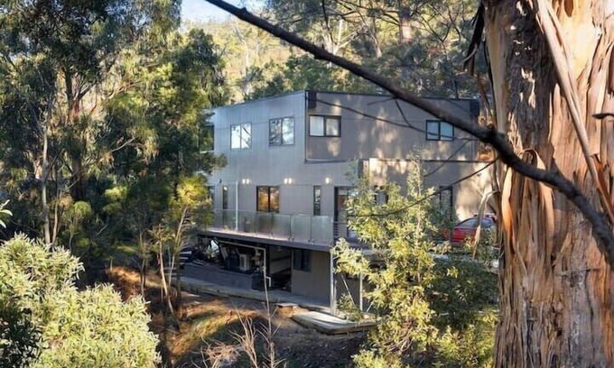 Taroona Maison | "Treetops Retreat" - Sleeps 10, 3 Baths-Peaceful