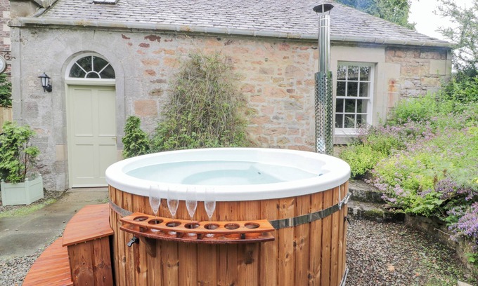 West Linton Maison | TREFOIL COTTAGE, family friendly, with hot tub in West Linton