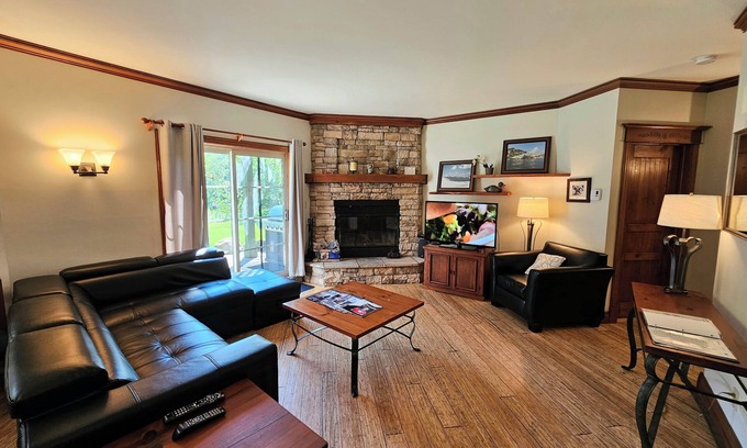 Mont-Tremblant Chalet De Ski | Tremblant Haven RENOVEE 2 bdr ski-in / ski-out sur la station