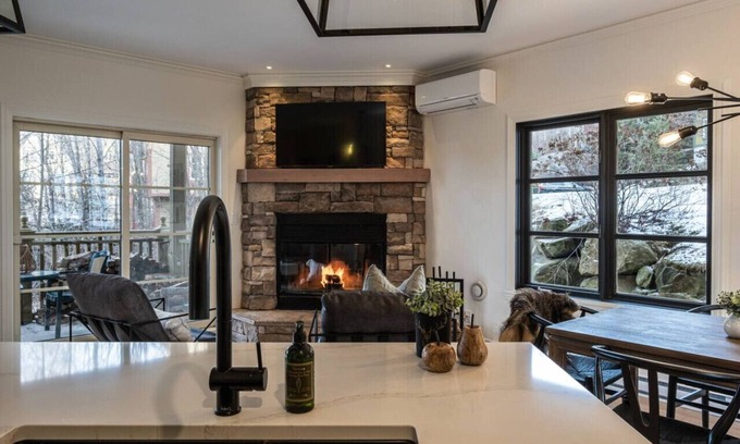Mont-Tremblant Copropriété | Plateau 228-3 / Condo rénové avec accès PISCINE, Plateau 228-3 / newly renovated 2 bdr