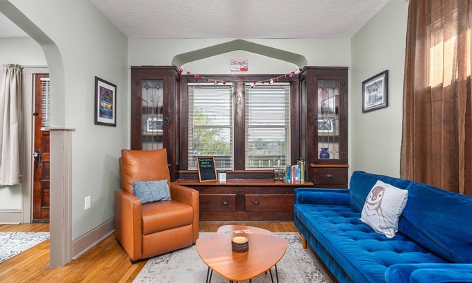 Tremont Appartement | Tremont - 2BR apt - Pet Friendly, Convenient to Stadiums, Clinic, Museums & more