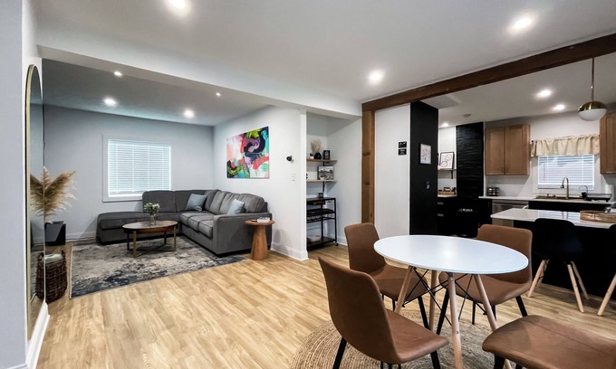 Detroit - Shoreway Maison | Trendy 3-bedroom home in Ohio City Cle with WiFi & walkable area & pet friendly!