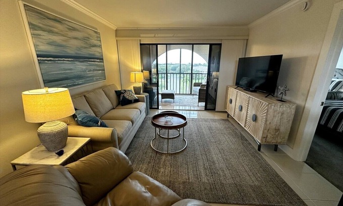 Marco Island Copropriété | Trendy and Guest Ready One Bedroom Condo in Prime Waterfront Resort Complex