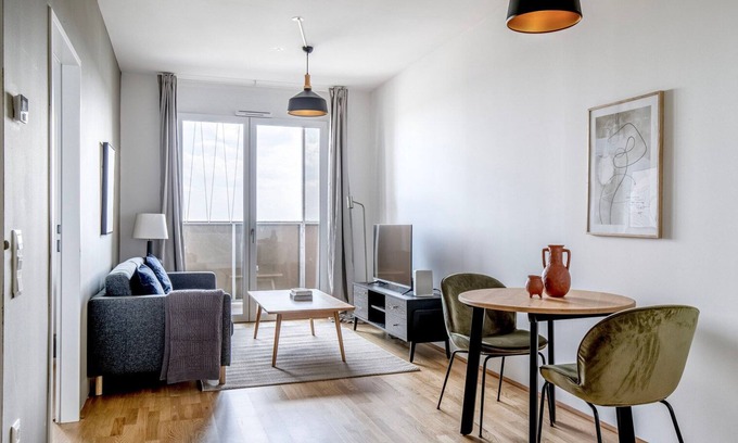 Erdberg Appartement | Trendy Landstraße 1BR w/ Gym & Pool, nr Restaurants, by Blueground