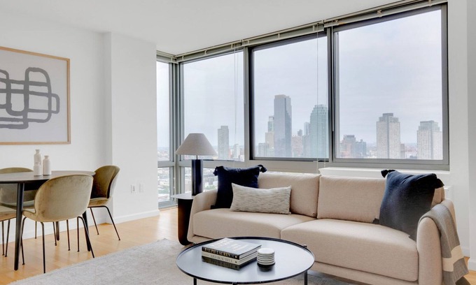 Hunters Point Appartement | Trendy LIC 2BR w/ W/D, Elevator & Doorman, near East River, by Blueground