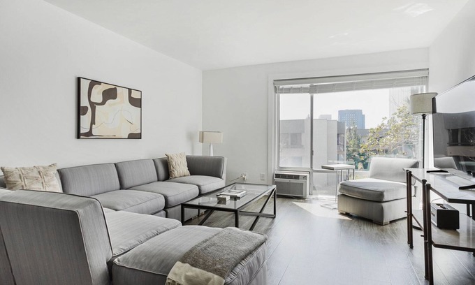 Miracle Mile Appartement | Trendy Mid-Wilshire 1BR w/ Pool & W/D, nr Shopping, by Blueground
