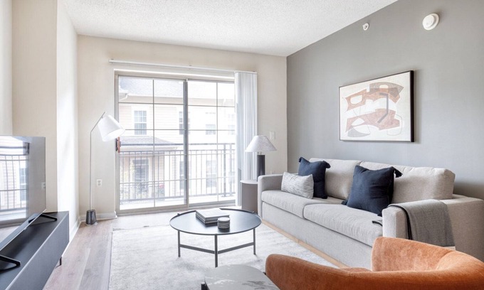 North Bethesda Appartement | Trendy North Bethesda 2BR w/ W/D, Pool & Gym, nr Metro, by Blueground