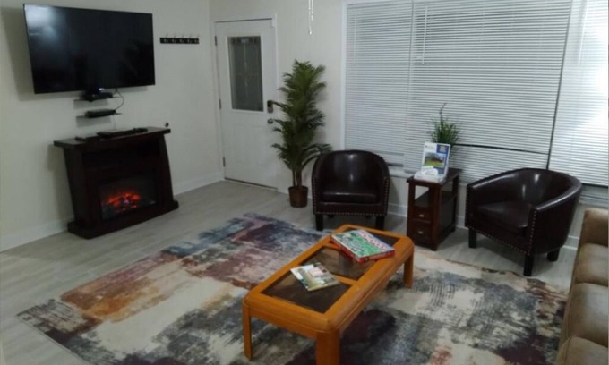 Russell Maison | Trendy! Pro Cleaned, Self Check In - Sleeps 10