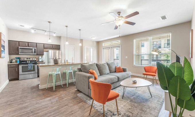 Pleasant Valley Appartement | Trendy SoCo 2BR King Suite w/ GymPickleballLaundry