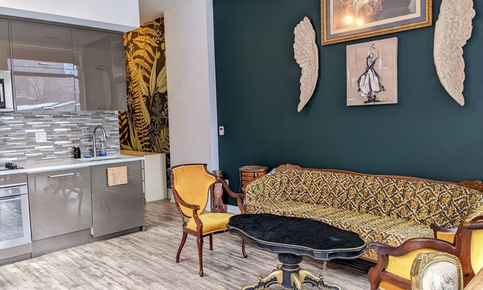 Beaconsfield Village Copropriété | Trendy Unit on Queen West