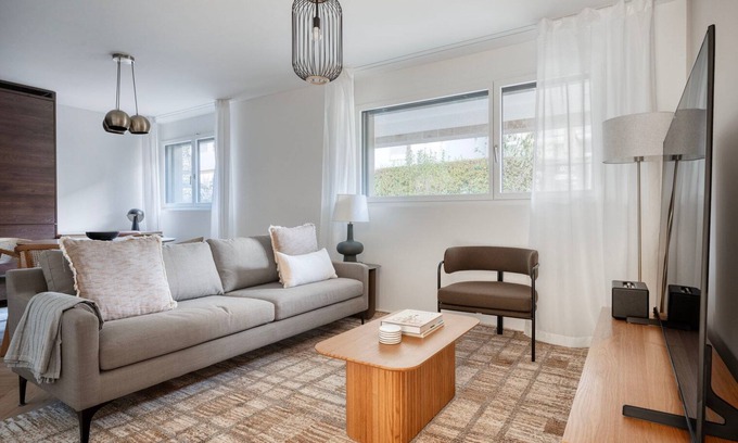 Wiedikon Appartement | Trendy Wiedikon 1BR w/ Storage Room & W/D, nr Market, by Blueground