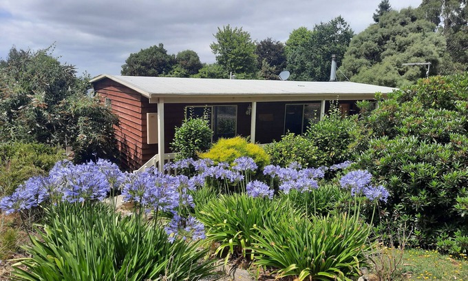 Barrys Reef Maison | TRENTHAM nearby! Sleeps 2-9 maximum. Family-friendly - pet-friendly.