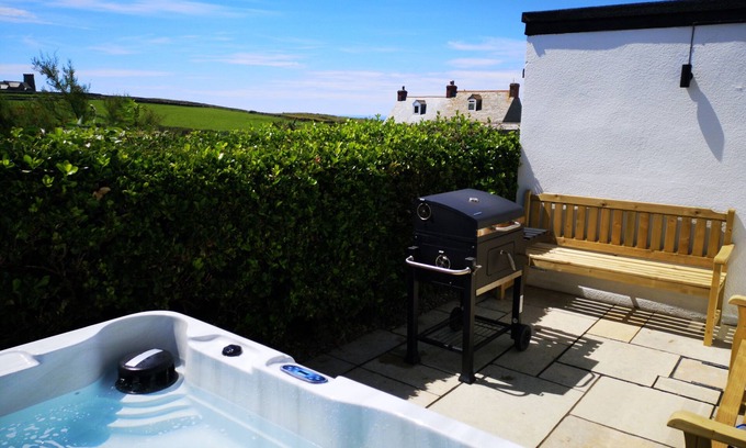 Tintagel Maison | TREVENA LODGE, pet friendly, with hot tub in Tintagel