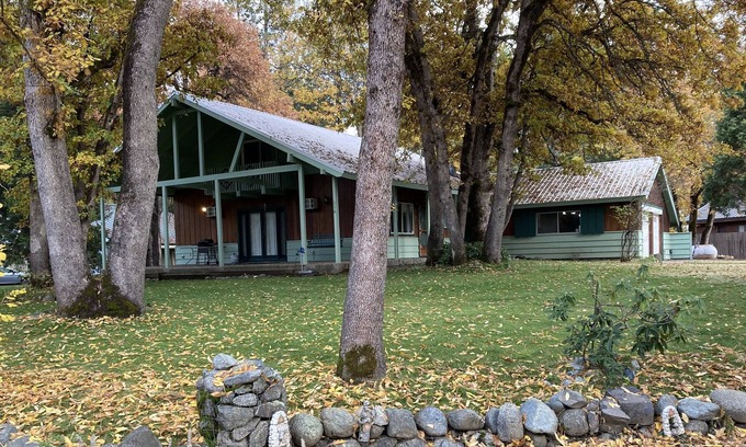 Coffee Creek Chalet De Ski | Trinity Alps & Lake Family Chalet with Game Room