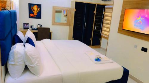 Okpanam Hôtel | Triple J Universal Hotel and Suites