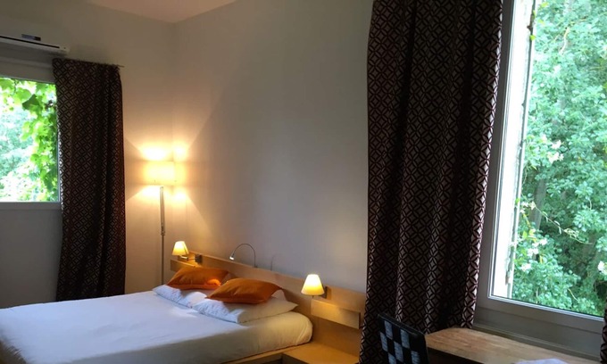 Genissac Maison | Chambre Triple vue sur la rivière à L'arbre Rouge