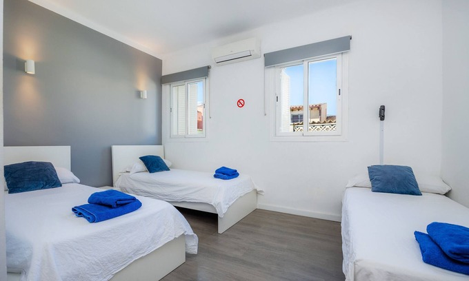 Can Pastilla Appartement | Chambre 4 (trois lits individuels) avec terrasse partagée, Wi-Fi et climatisation