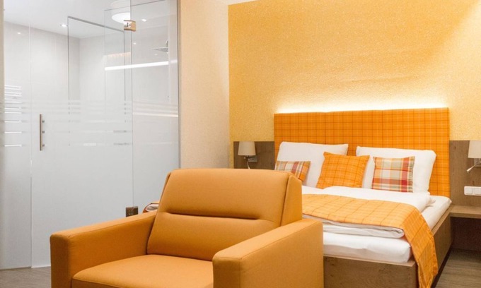 Engelhartszell Lit Et Petit-Déjeuner | Triple room, shower, WC, with mountain view - Gasthof-Pension Luger - on the Danube Cycle Path, Donausteig