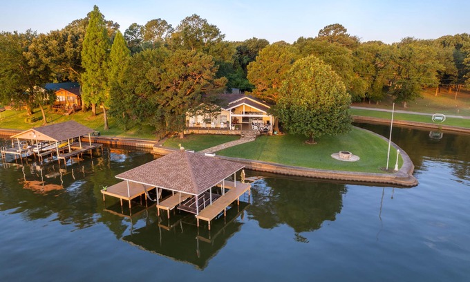 Enchanted Oaks Maison | Spring+Pricing+TripleHRetreat+Pets+Dock+GameRoom