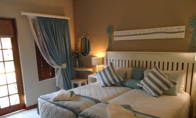 Bloemfontein Lit Et Petit-Déjeuner | Tripple Room (3 Singles/King & Single) Cherry Lane Self Catering and B&B
