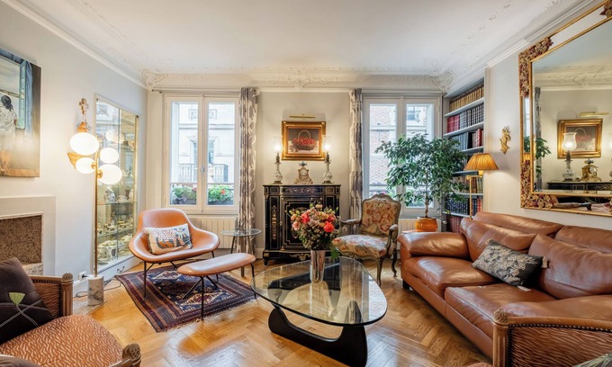 Ternes Appartement | Triumphant Design, by Veeve