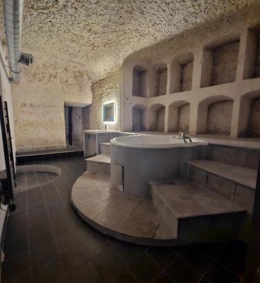Saint-Etienne-de-Chigny Appartement | Troglodyte Baths