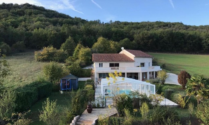 Saint-Gery Maison | Trois gîtes ensemble dans le même immeuble devant la piscine avec terrasses offrant une vue magnifique, dont une couverte au niveau de la piscine et vue sur la vallée à l'étage