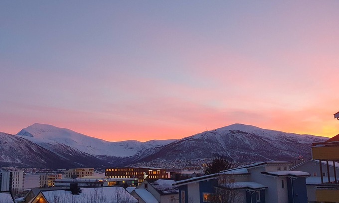 Tromso Appartement | Tromsø View, Central, Free parking, EV-charger. Quiet neighborhood
