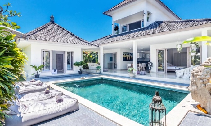 Sunset Road Villa | Tropical 4 BR Villa à louer à Seminyak