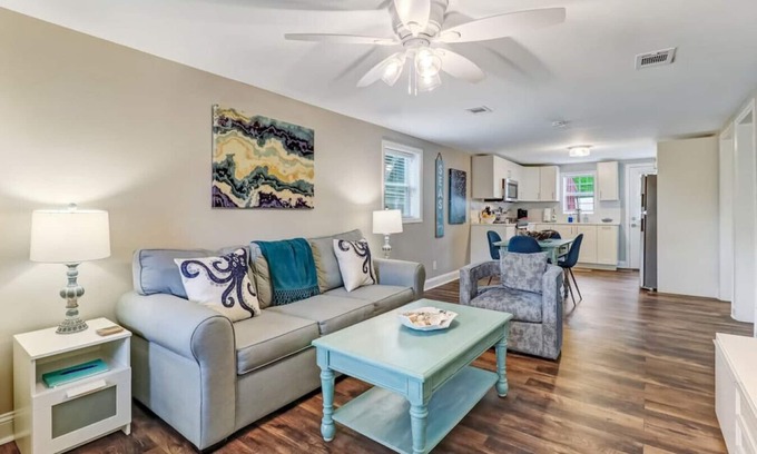 Fernandina Beach Maison | Tropical Beach Bungalow Down | Backyard | Grill | Across Street from Beach