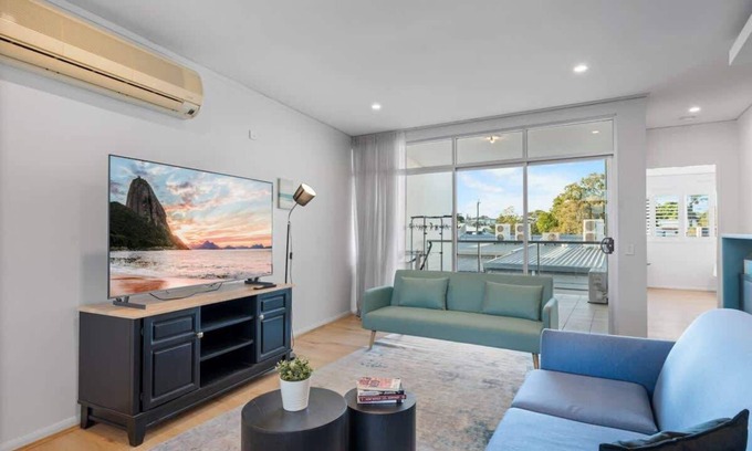 Bulimba Appartement | Tropical Bulimba 2BR Retreat | 2xParking & Netflix