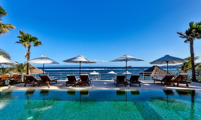 Candi Dasa Villa | Villa tropicale de style contemporain de 4 chambres avec vue sur l'océan, Candidasa