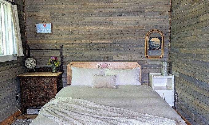 Gray Creek Cabine | Tropical, elegant, artistic, sparkling clean, with no light pollution. AMAZING.